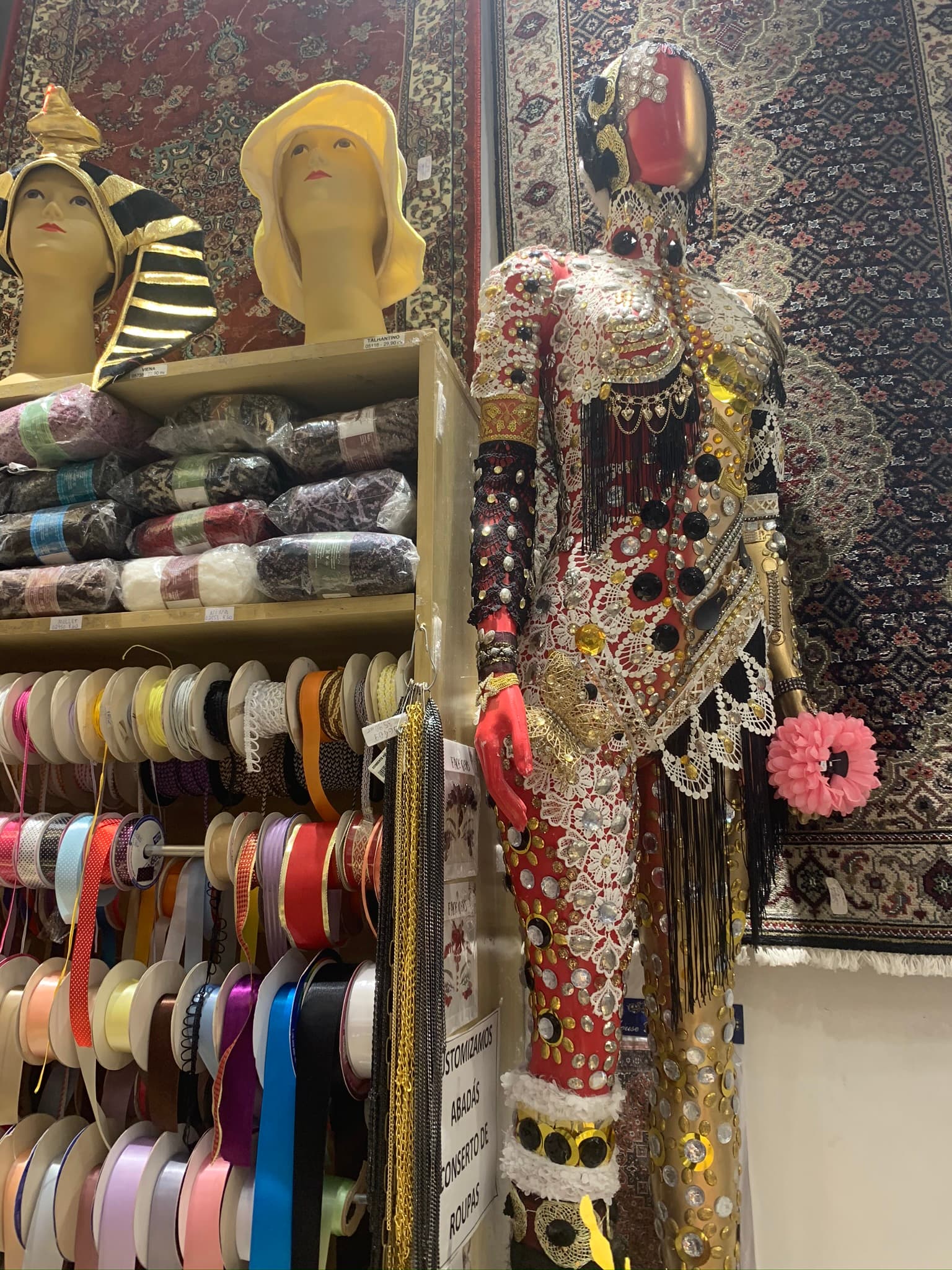 Manequim com roupa customizada, fitas e aviamentos